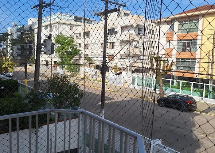 Apartamento com Estacionamento, Wi-Fi, Ar condicionado a 300 metros da Praia da Enseada no Guarujá.