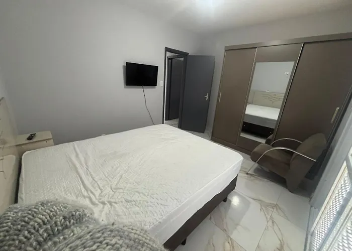 Apartamento com Estacionamento, Wi-Fi, Ar condicionado a 300 metros da Praia da Enseada no Guarujá.